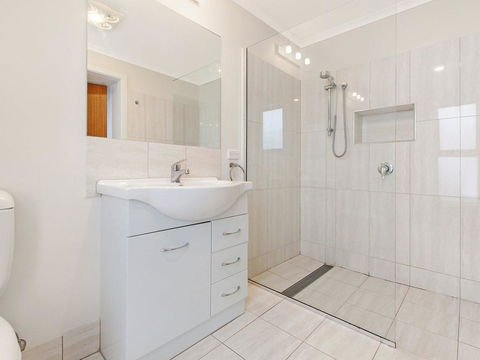 Waters Edge - Accommodation Redcliffe 2
