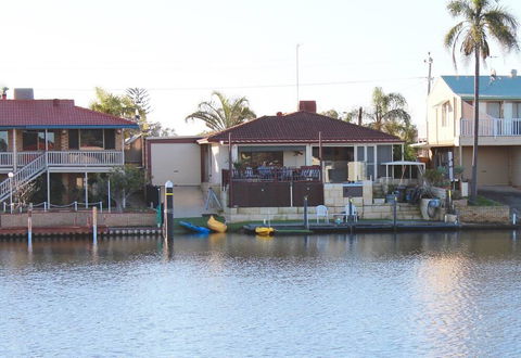 Waterside Resort Style - Accommodation Redcliffe 2