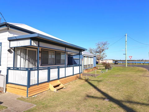 Waterside Retreat - Accommodation Redcliffe 1