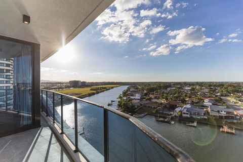 Waterview 3BR Modern Apartment Near Harbour Town - Waterpoint - Accommodation Redcliffe 3