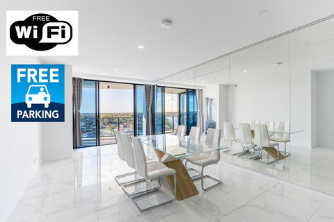 Waterview 3BR Modern Apartment Near Harbour Town - Waterpoint - Accommodation Redcliffe 0