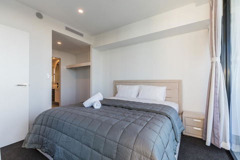 Waterview 3BR Modern Apartment Near Harbour Town - Waterpoint - Accommodation Redcliffe 1