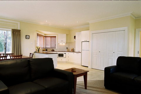 Waverley House Cottages - Accommodation Redcliffe 2