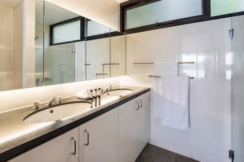 Waves 08 - Accommodation Redcliffe 3