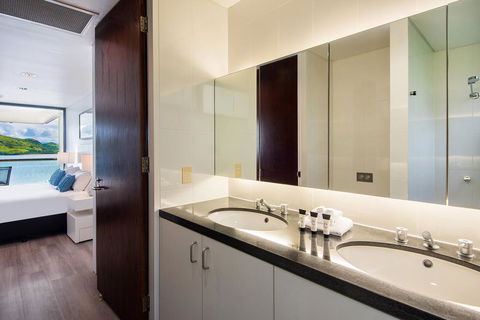 Waves 08 - Accommodation Redcliffe 2