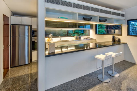 Waves 5 Luxury 3 Bedroom Breathtaking Ocean Views Central Location - Accommodation Redcliffe 1