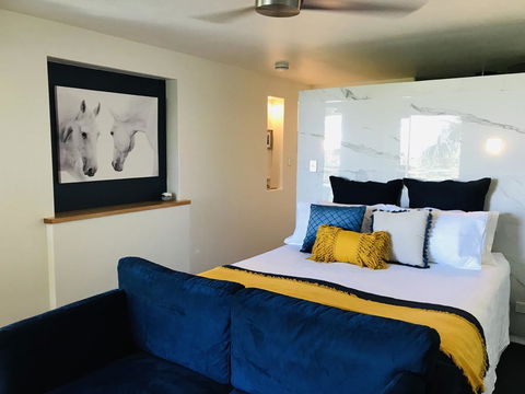 Waves And White Horses Seaview Retreat (adults Only) - Accommodation Redcliffe 2