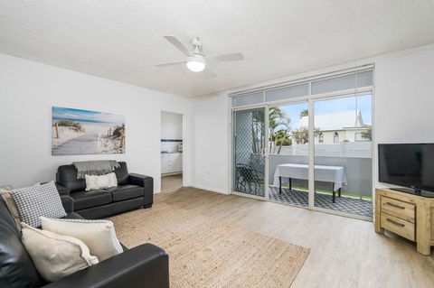 WAVES ON MAIN, 4/1 MAIN STREET - Accommodation Redcliffe 0