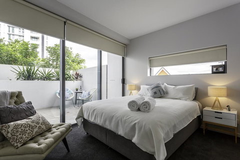 Well-Appointed 3 Bedroom, 2 Bath, Parking & Pool - Accommodation Redcliffe 3