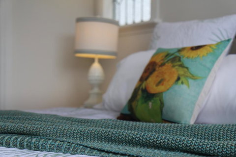 Westering Cottage - Accommodation Redcliffe 2