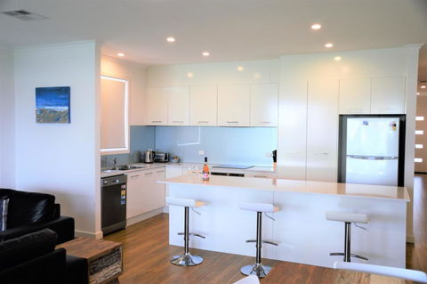 Western Breeze - Accommodation Redcliffe 0