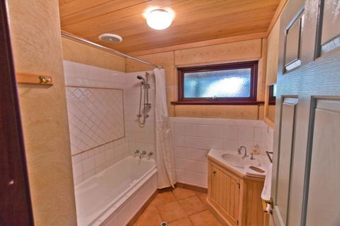 Westwood Cottage - Accommodation Redcliffe 3