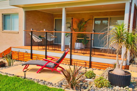Whale Studio Apartment, 1a Ocean Street - Accommodation Redcliffe 2