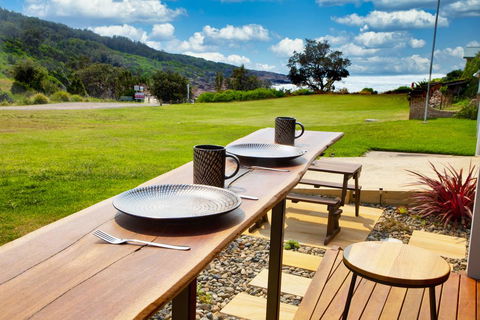 Whale Studio Apartment, 1a Ocean Street - Accommodation Redcliffe 1