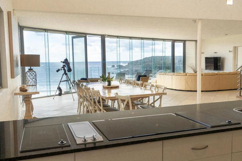 Whale View - Grand Luxurious Beachfront Home - Accommodation Redcliffe 1