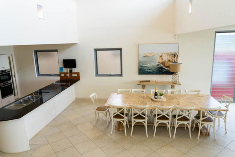 Whale View - Grand Luxurious Beachfront Home - Accommodation Redcliffe 2