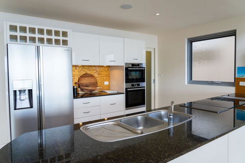 Whale View - Grand Luxurious Beachfront Home - Accommodation Redcliffe 3