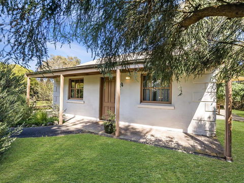 Whalers Cottage - Accommodation Redcliffe 0