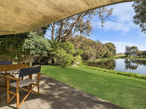 Whalers Cottage - Accommodation Redcliffe 2
