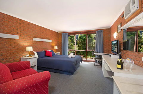 Whalers Rest Motor Inn - Accommodation Redcliffe 0