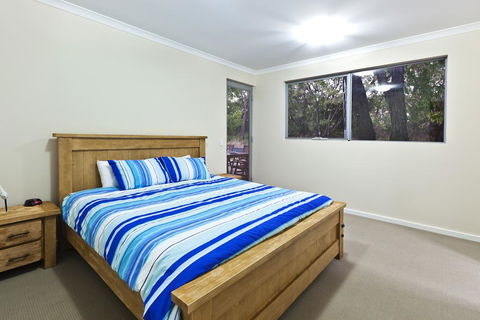 Whatmans Beach House - Accommodation Redcliffe 2