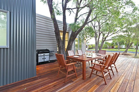 Whatmans Beach House - Accommodation Redcliffe 1