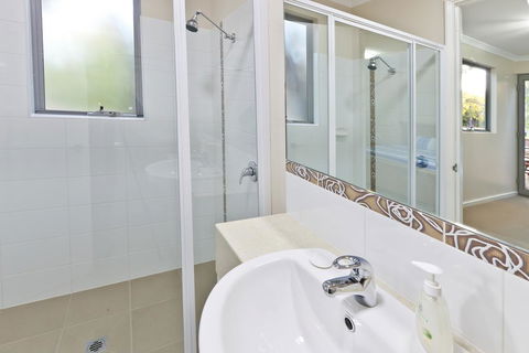 Whatmans Beach House - Accommodation Redcliffe 3