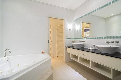 Whispering Palms - Accommodation Redcliffe 3