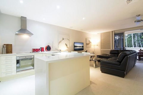 Whispering Palms - Accommodation Redcliffe 2