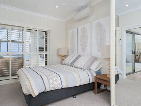 Whispering Sands', 10 Sandy Point Road - Luxury Waterfront Home With Aircon, WIFI & Foxtel - Accommodation Redcliffe 1