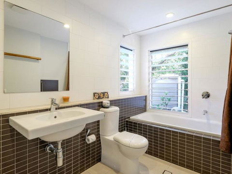 Whispering Trees - Accommodation Redcliffe 0