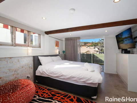 White Beach Studio - 42a Ash Street - Accommodation Redcliffe 3