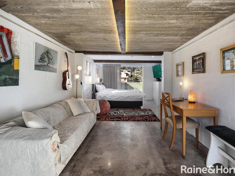 White Beach Studio - 42a Ash Street - Accommodation Redcliffe 0