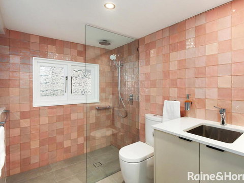 White Beach Studio - 42a Ash Street - Accommodation Redcliffe 2