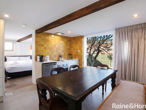 White Beach Studio - 42a Ash Street - Accommodation Redcliffe 1