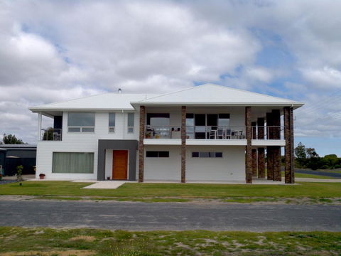 White Caps B&B Apartment - Accommodation Redcliffe 1