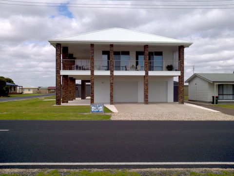 White Caps B&B Apartment - Accommodation Redcliffe 0