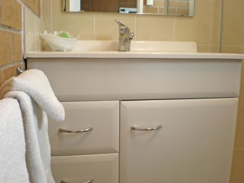 White Lanterns Motel - Accommodation Redcliffe 2