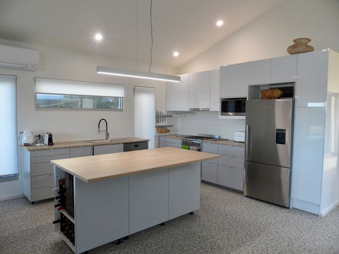 WHITE SHELLS HOLIDAY RENTAL - Accommodation Redcliffe 2