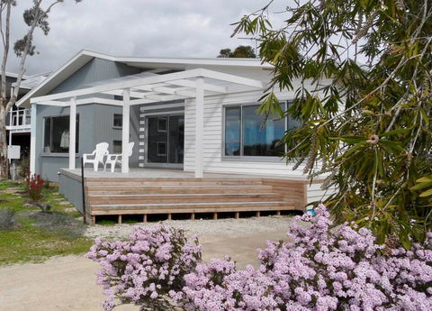 WHITE SHELLS HOLIDAY RENTAL - Accommodation Redcliffe 0