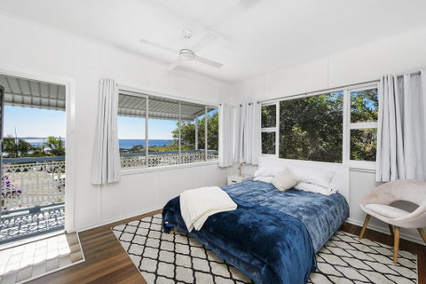 Whitecaps, 26 East Street - Accommodation Redcliffe 1