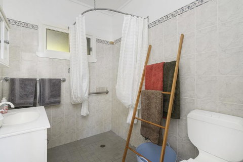 Whitecaps, 26 East Street - Accommodation Redcliffe 3