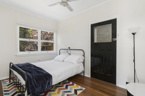 Whitecaps, 26 East Street - Accommodation Redcliffe 2