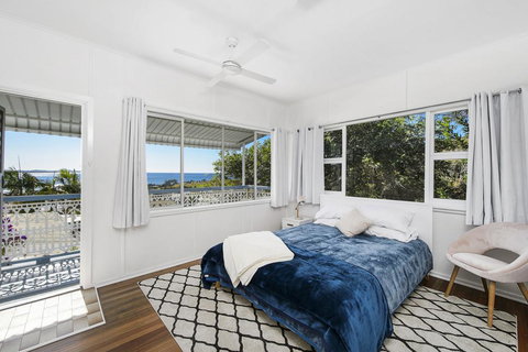 Whitecaps, 26 East Street - Accommodation Redcliffe 1