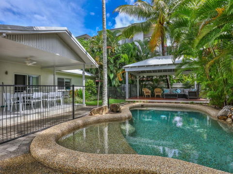 Whitehouse - Palm Cove - Accommodation Redcliffe 2