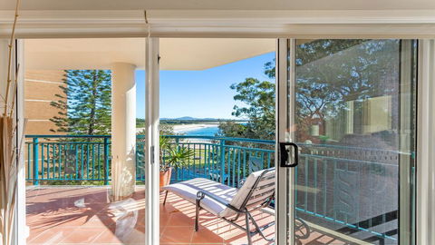 Whitesands 301 - Main Beach Location - Accommodation Redcliffe 2