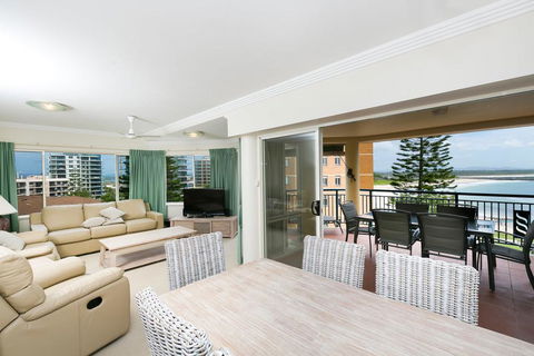 Whitesands, Unit 402, 34-38 North Street - Accommodation Redcliffe 3