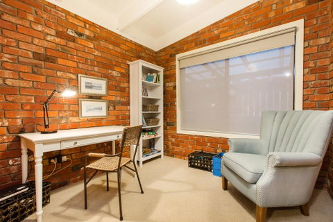 Whitewood Cottage - Secluded Spa - Accommodation Redcliffe 2