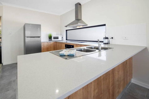 WHITSUNDAY Brand New Townhouse Close To Boardwalk - Accommodation Redcliffe 1