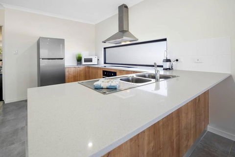 WHITSUNDAY Brand New Townhouse Close To Boardwalk - Accommodation Redcliffe 1
